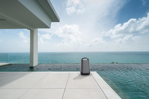 Soundcast VG7, altavoz portátil de exterior con piscina infinita